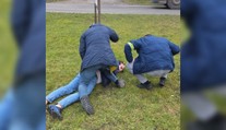 Chytili ho, keď si z plota bral igelitku s peniazmi a šperkami. Podvodník chcel okradnúť 85-ročnú seniorku