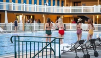 Hotel jej zakázal kúpať sa hore bez, mužom to dovolil. Žena dostane 500 eur