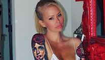 Veľké odhalenie pornohviezdy Jenny Jameson. Prsia a intímne partie nečakajte