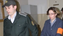 Krkavčia matka vyhodila syna z okna. Na svedomí má zrejme ďalšie dieťa