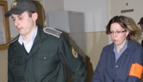 Krkavčia matka vyhodila syna z okna. Na svedomí má zrejme ďalšie dieťa
