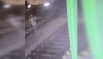 VIDEO: Zábery, z ktorých mrazí. Muž vkročil do koľajiska, vzápätí doňho narazil rušeň