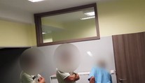 Urológovi, ktorý slúžil opitý, hrozí rok vo väzení