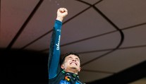 Slzy dojatej matky aj gratulácie veľkých športových osobností. Lando Norris si oslavy titulu poriadne užíval