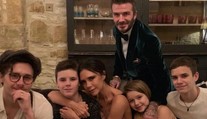 Mladý Beckham má novú frajerku: Mladá modelka akoby Victorii z oka vypadla