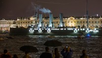 Legendárny krížnik Aurora sa vracia na Petrohradské nábrežie