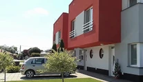 Tragédia v obci Trhová Hradská. V dome našli mŕtvu ženu, na tele mala 20 bodných rán