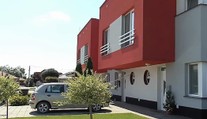 Tragédia v obci Trhová Hradská. V dome našli mŕtvu ženu, na tele mala 20 bodných rán