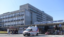 Bratislavská univerzitná nemocnica ponúka tisíce eur zdravotníkom, ktorí podpíšu, že tam odpracujú päť rokov