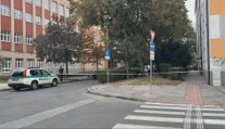 Spoza dverí bytu sa ozývali volania o pomoc. Polícia našla muža v mláke krvi