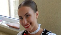 Krásna maturantka ohúrila komisiu v Humennom. Stavila na tradície