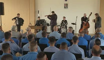 Takto to vo väznici bežne nevyzerá. Odsúdení spievali, chodbami znel potlesk
