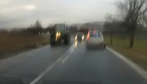 VIDEO: Cez plnú čiaru a v zákrute. Nepochopiteľný obiehací manéver sa skončil nehodou