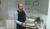 Počas operácií sa fotil s pacientkami a odskakoval si na cigaretu. Falošného plastického chirurga poslal súd za mreže