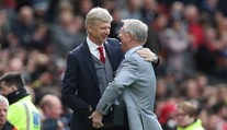 Wenger dostal darček od najväčších rivalov. Takto si ho uctili Ferguson s Mourinhom