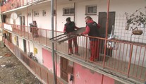 Demolačná čata na rómskom sídlisku v Prešove: Nelegálne prerábky museli ísť preč