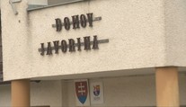 Upozornili na údajné porušovanie ľudských práv, dostali výpoveď. Podnetov na domov seniorov pribúda