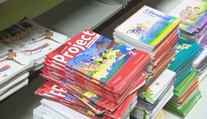 Napriek prílevu peňazí je to tu zas. Rodičia opäť musia doplácať za objednané knihy či pracovné zošity