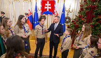Betlehemské svetlo pricestovalo na Slovensko, prevzal ho prezident