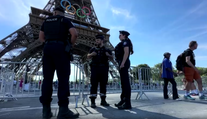 Bezpečnostné zložky evakuovali Eiffelovu vežu, liezol na ňu neznámy muž