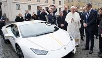 Unikátne pápežove Lamborghini vyhral v charitatívnej lotérii Čech