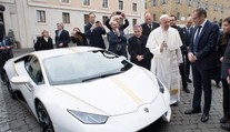 Unikátne pápežove Lamborghini vyhral v charitatívnej lotérii Čech