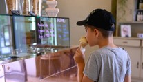 Obrovská ľudskosť majiteľa zmrzlinárne pri Banskej Bystrici. Zdravotne znevýhodneným deťom rozdáva zmrzlinu zadarmo