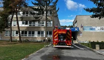 Požiar strechy školy v Prešove. Žiakov evakuovali, na mieste zasahujú záchranné zložky
