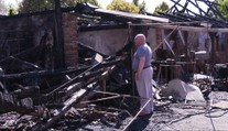 Stačilo pár minút a prišli o všetko. Z horiaceho domu utekala šesťčlenná rodina, dedko pri pohľade na skazu skolaboval