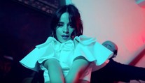 Horúci hit tejto jari? Camila Cabello v novom videoklipe sexy ako nikdy predtým