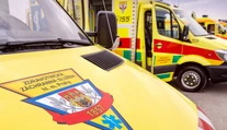 Transport seniorky s tragickým koncom. Žena mala zomrieť po tom, čo záchranárom spadla z nosidiel