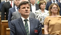 Hlina musel znova opustiť parlament pre nášivku na saku. Raši na to použil iný spôsob ako Gašpar