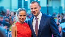 Gáborík zverejnil oficiálnu svadobnú fotku s manželkou. Nevesta bola prekrásna