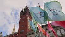 Eurovízia plná obmedzení. Organizátori zakázali umelcom mávať vlajkou EÚ, Únia to odsúdila