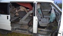 Laň prerazila čelné sklo a skončila na zadných sedadlách. Dvoch mužov pri Kútoch brali záchranári