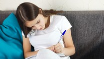 Zaujímalo vás niekedy, prečo niekto píše pravou a iný ľavou rukou? Vedci prišli s prekvapivým vysvetlením