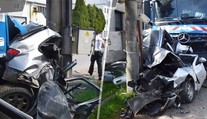 Smetiar v Lednických Rovniach jedno auto zdemoloval a sedem ďalších poškodil