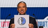 Rarita v draftovej lotérii NBA. Šancu mal menšiu ako dve percentá, Dallas napriek tomu získal prvú voľbu