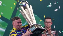 Mladík, ktorý nemá konkurenciu a potvrdzuje svoju výnimočnosť. Luke Littler obhájil titul majstra sveta