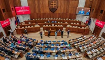 Napätý deň v parlamente. Prešiel návrh o rušení Úradu na ochranu oznamovateľov korupcie, pod oknami bol protest
