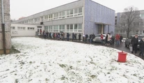 Návrat detí do škôl sprevádzal chaos. Riaditelia čakali v zlom počasí hodiny na pridelenie samotestov