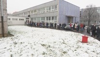 Návrat detí do škôl sprevádzal chaos. Riaditelia čakali v zlom počasí hodiny na pridelenie samotestov
