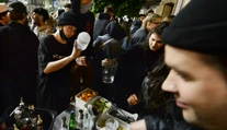 Poliaci už nemusia vonku nosiť rúška, bary otvorili vonkajšie terasy