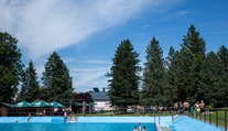 Nebezpečný únik chlóru na kúpalisku. Päťročný chlapec bojuje o život, evakuovali desiatky ľudí