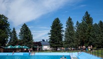 Nebezpečný únik chlóru na kúpalisku. Päťročný chlapec bojuje o život, evakuovali desiatky ľudí