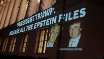 Epstein naznačil, že existujú fotografie, ktoré by Trumpa mohli zničiť.  Špekuluje sa, že sa k nim dostal Putin