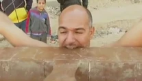 Jeho telo funguje inak. Keď mal osem rokov začal jesť sklo, teraz robí bláznivé veci