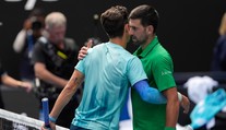 Novak Djokovič naďalej sníva o rekordnom titule. Do semifinále prešiel neštandardne: Bol som na ceste domov