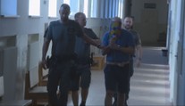 Muž, po ktorom strieľali policajti v Petržalke, sa postavil pred súd. Tvrdí, že pomohol rozbiť drogovú skupinu