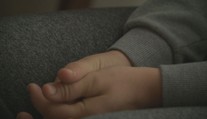 Dievčatko (2) na Záhorí bolo v bezvedomí a s popáleninami. Vo väzbe už skončil partner jeho matky